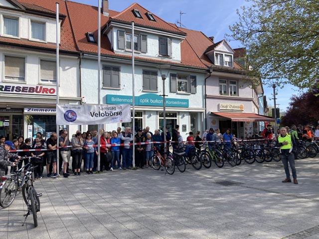 Schnäppchenjagd auf dem Oberrheinplatz. Foto: zVg