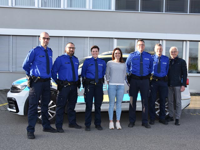Der Rheinfelder Vizeammann Walter Jucker und der Leiter der Regionalpolizei Hansueli Loosli mit den neuen Mitarbeitenden David Lüscher, Ramona Leitner (Zivilangestellte), Pascale Rymann, Blas-Miguel Martinez und Christian Sägesser. Foto: Jörg Wägli