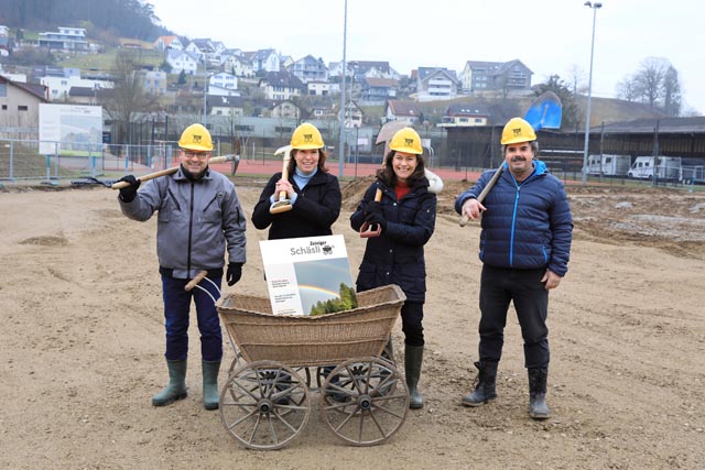 Das Redaktionsteam des «Zeiniger Schäsli» mit Urs Kägi (von links), Janine Tschopp, Wendy Wohlfender und Thomi Freiermuth auf der Baustelle des neuen Mehrzweckgebäudes.Foto: Martin Wohlfender