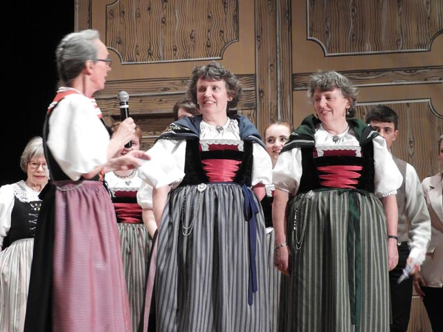 Die Tanzleiterinnnen Regina Roth und Jeannette Weitnauer im Gespräch mit Präsidentin Julie Schütz. Foto: zVg