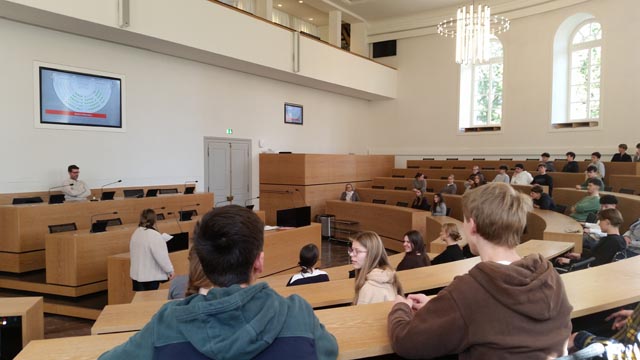 Fricker Oberstufenschülerinnen und -schüler im Grossen Rat in Aarau im Rahmen der Projektwoche «Politische Bildung». Foto. zVg