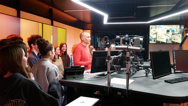 Fricker Oberstufenschülerinnen und -schüler zu Besuch beim SRF Radiostudio im Rahmen der Projektwoche «Politische Bildung». Foto: zVg