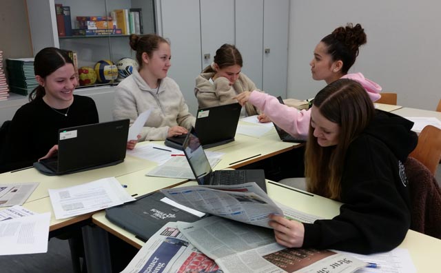 Fricker Oberstufenschülerinnen und -schüler beim Erstellen einer Zeitung im Rahmen der Projekt-woche «Politische Bildung». Foto: zVg