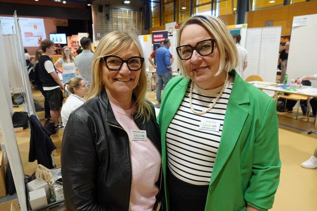 ufrieden mit der Berufsmesse in Möhlin waren Claudia Emmenegger (links) und OK-Präsidentin Anita Kym. Foto: Peter Schütz
