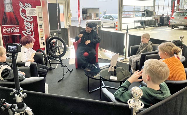 Chris Böhm erzählt den interessierten Kindern von seinem Leben als BMX-Star. Am Jugendfest wird er einen Auftritt haben. Foto: zVg 