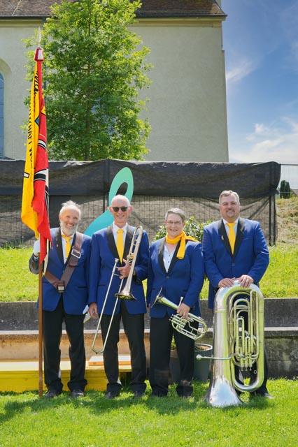 Veteranin und Veteranen der MGWO mit Fähnrich. Foto: zVg