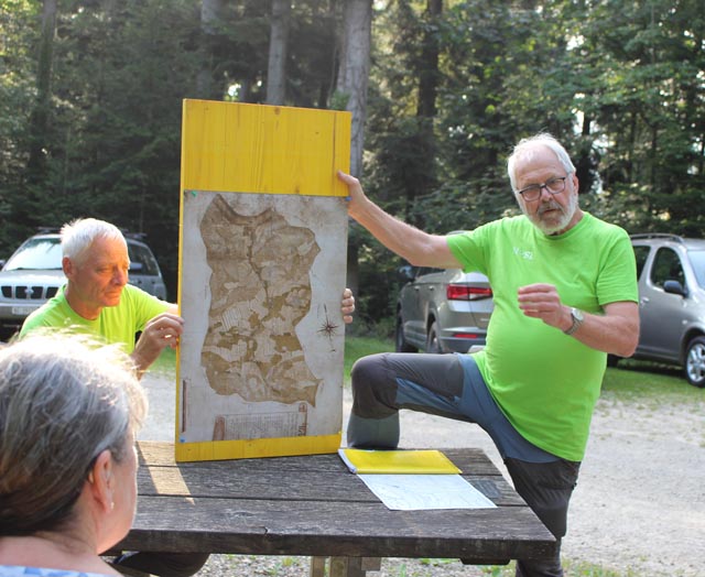 Edwin Rüede erläutert den historischen Bannplan Rheinsulz-Sulz.