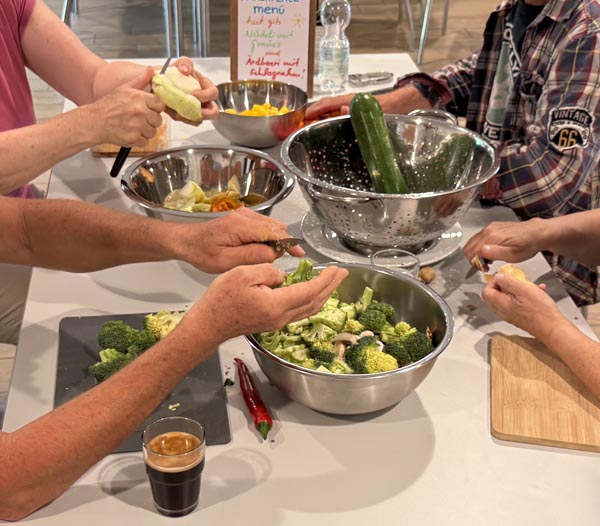 Vision Ankerplatz Demenz im Fricktal – Mitgestaltende bereiten gemeinsam Essen zu. Foto: zVg
