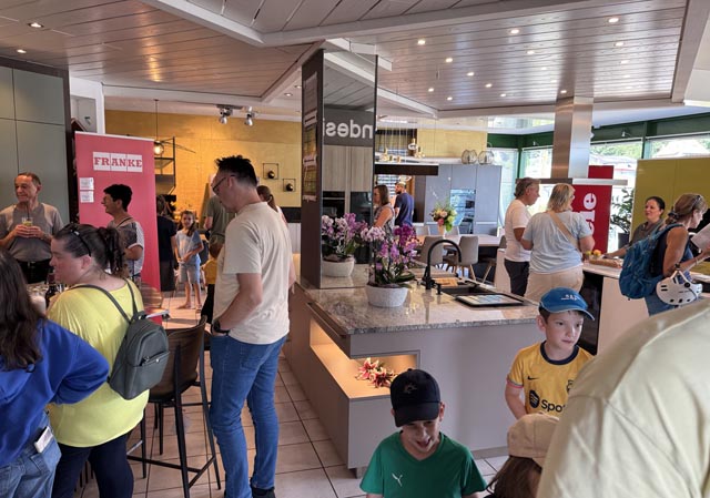 In den neuen Ausstellungsräume werden Konzepte für Küchen, Bäder, Ankleiden, Vinotheken und weitere Innenraumgestaltungen präsentiert. Foto: Lilia Staiger