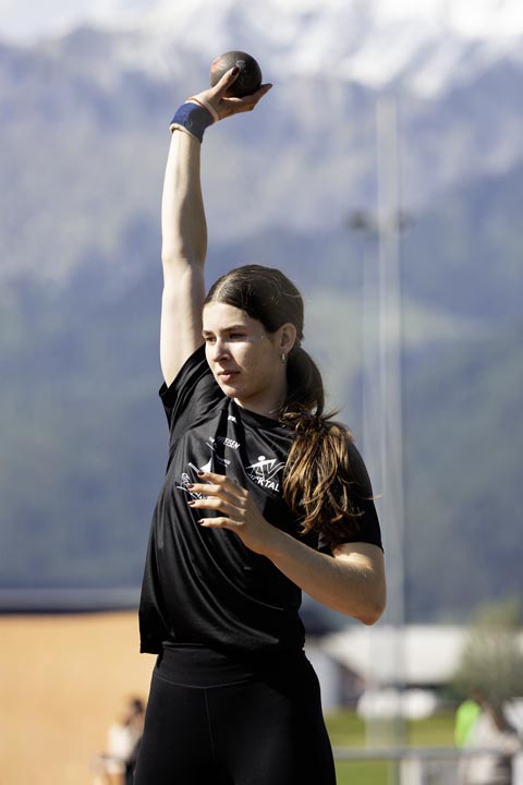 Kugel und EM-Limite im Griff: Lucia Acklin. Foto: Doris Acklin