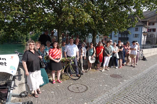 Viele Frauen und Männer aus Laufenburg beteiligten sich an der Sommeraktion des Fördervereins Tourismus Laufenburg. In der Mitte Bürgermeister Ulrich Krieger und Stadtamman Herbert Weiss. Foto: Peter Schütz