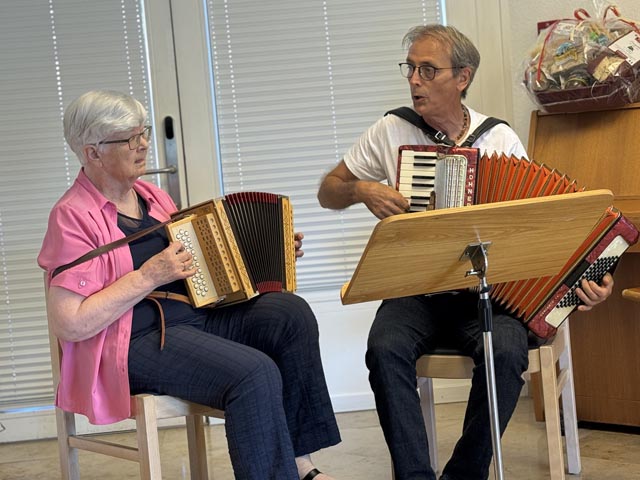 Das musikalische Rahmenprogramm wurde von Frau Zumsteg, Bewohnerin des Stadelbach, und Franziskus Jakober, Inhouse-Seelsorger im Wohn- und Pflegezentrum Stadelbach, dargeboten. Foto: Lilia Staiger
