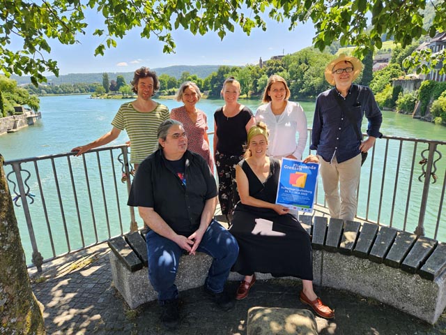 Die Mitglieder des Kulturausschusses beider Laufenburg mit Präsidentin Sonja Wunderlin (CH, vorne rechts) und Präsident Markus Erne (DE, vorne links) bei der Vorstellung des Programms. Foto: zVg