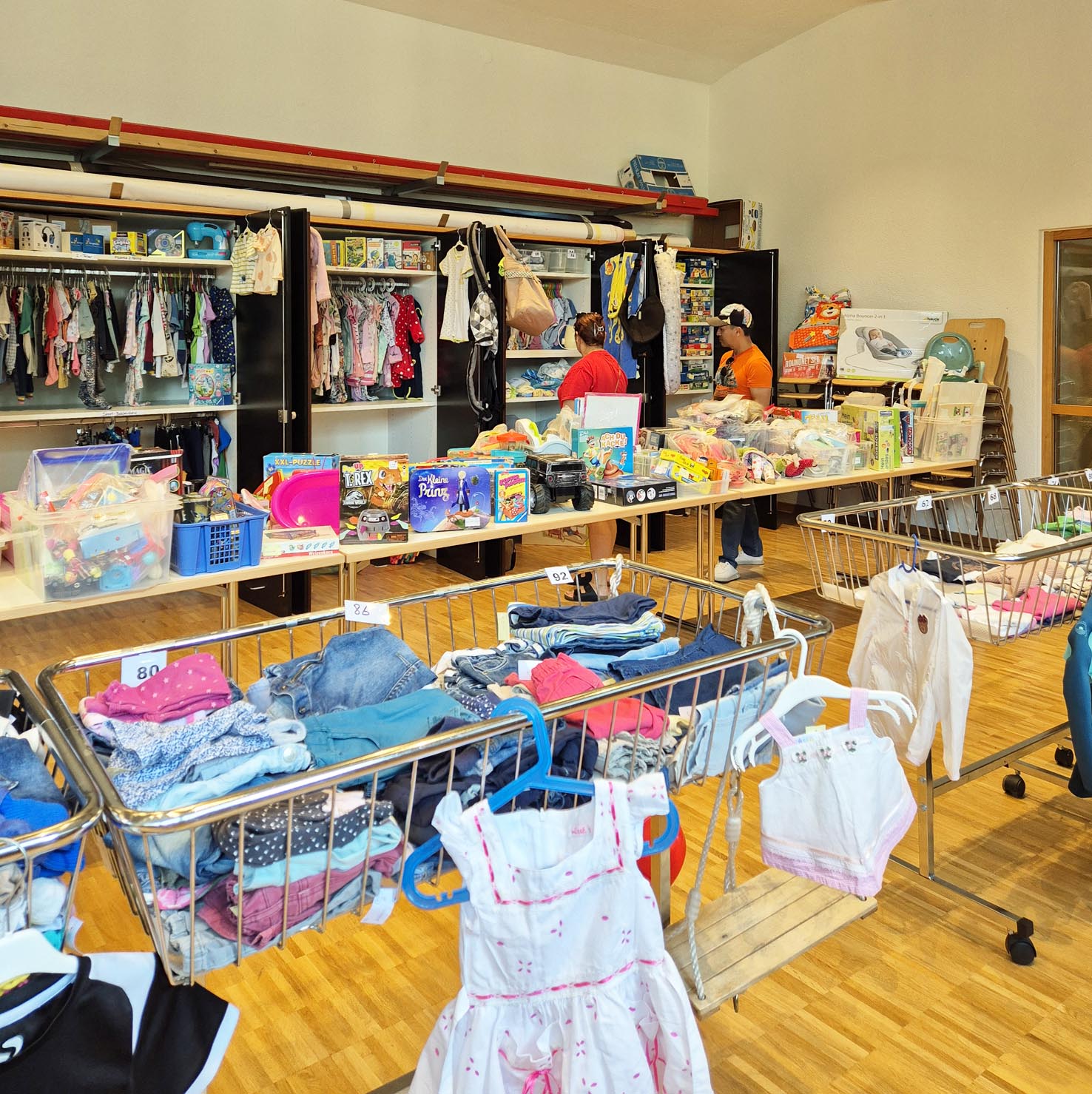 In der Kinderkleiderbörse Möhlin findet sich ein erstaunlich grosses Sortiment an gut erhaltenen Kinderartikeln – vorbeischauen lohnt sich. Foto: zVg