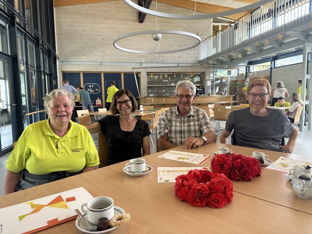 Keine Berührungsängste: Christine Zaugg, Bewohnerin der MBF-WG in Laufenburg und an diesem Donnerstag im Service-Einsatz, setzt sich fürs Foto spontan zu den Stiftungsratsmitgliedern Bernadette Kern, Ernst Auer und Silvio Keller an den Tisch. Foto: Sonja Fasler