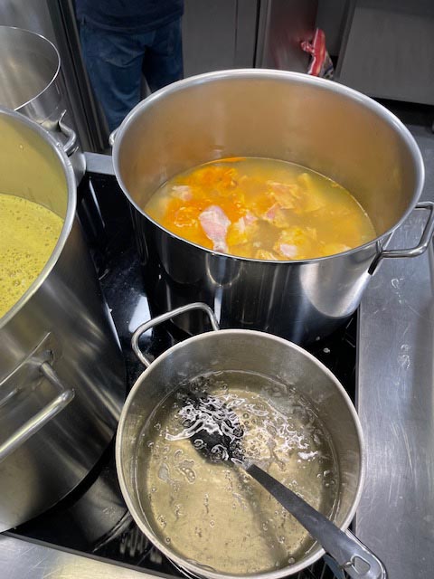 Kochen und gleichzeitig Deutsch lernen - das ist das Ziel von «Deutsch in der Küche». Foto: zVg  