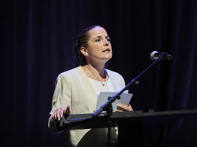 Regierungsrätin und Kulturdirektorin Martina Bircher hält ein Grusswort im Namen des Regierungsrats des Kantons Aargau und eröffnet die Jubiläumsfeier am Abend. Foto: © Donovan Wyrsch