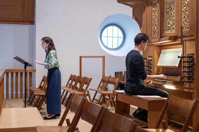 Sopranistin Roberta Szklenár mit Rani Orenstein an der Orgel. Foto: zVg