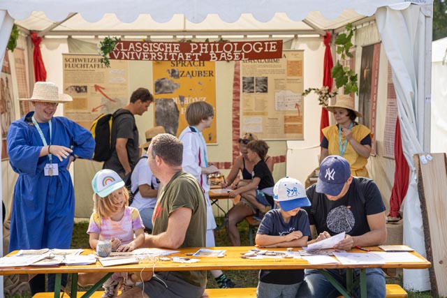 Fluchtäfelchen oder Schutzamulette am Stand des Departements Altertumswissenschaften der Universität Basel erstellen. Foto: © Augusta Raurica