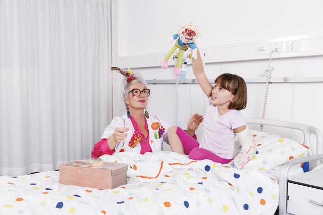 Die über 70 Traumdoktoren der Stiftung Theodora schenken den Jüngsten im Spital wertvolle Glücksmomente voller Leichtigkeit und Freude. Foto: Pierre-Yves Massot