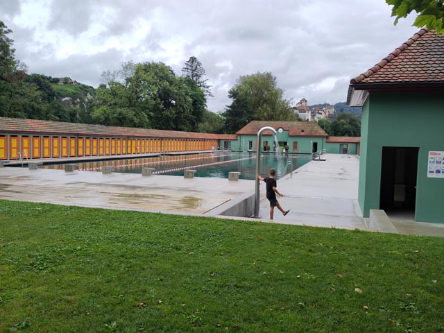 Besuch in der Badi - trotz schlechtem Wetter. Foto: zVg