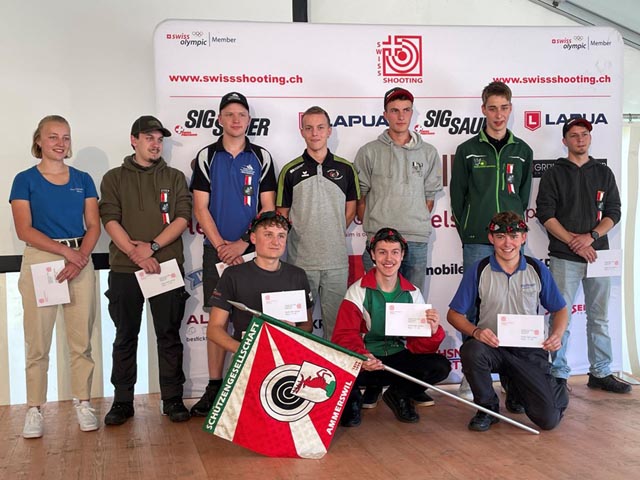 Podest Gewehr 300 m Nachwuchs mit Luca Moser (Zweiter v.r.h.). Foto: zVg