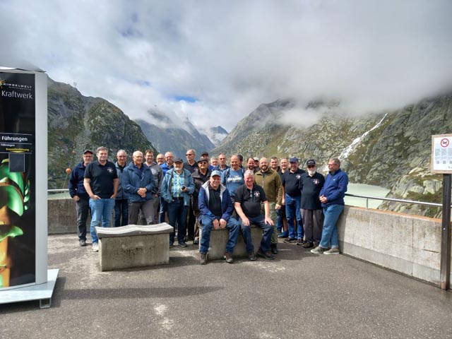 Der Füürwehrverein Hornussen auf der Grimselstaumauer. Foto: zVg