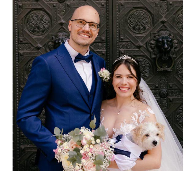 Pfarrerin Irina Schweighoffer-van Bürck mit Ehemann Martin Schweighoffer und Hund Cookie. Foto: zVg