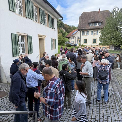 Nach dem Gottesdienst wurden die Besucherinnen und Besucher mit einem Apéro von der indonesischen Gemeinschaft verwöhnt. Foto: Luis Jud