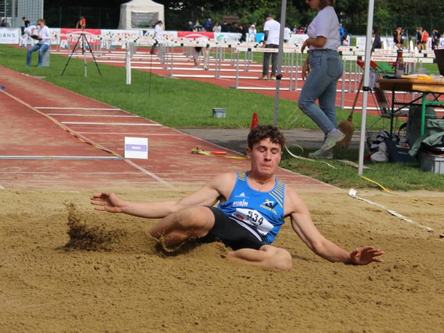 Niclas Schmid holt Bronze im Weitsprung der U16. Foto: Stefan Hoenke