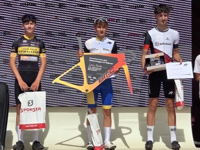 Siegerfoto: Swiss Road Series U17 Gesamtklassement 2025: 1. Rang Levin Hüsler VMC Gansingen, 2. Rang Thomas Schertenleib VC Echallens, 3. Rang Yannic Bärtsch Bike Club Spiez. Foto: zVg