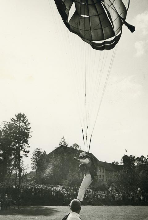 Als Attraktion landeten in den Sechzigerjahren auf der Klostermatte sechs Fallschirmspringer. Foto: zVg