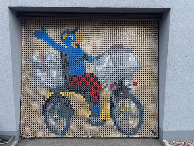 Das Garagentor von Therese Lanter soll Kindern Freude bereiten. Foto: Andrea Worthmann