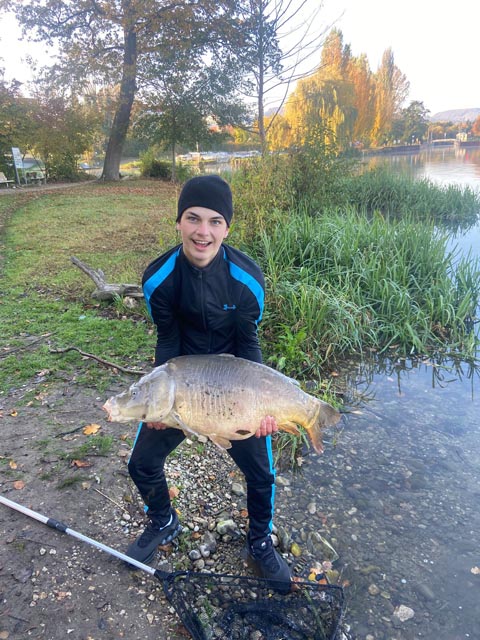 Milian Waldner aus Gelterkinden mit seinem 20-Kilogramm-Brocken. Foto: Jan Waldner