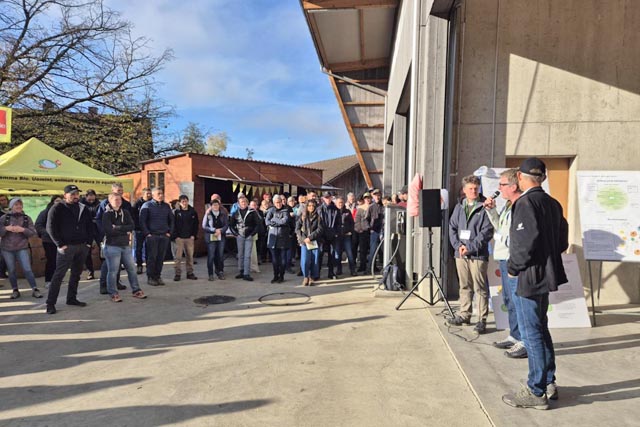Jürn Sanders und Christophe Notz vom FiBL sowie Urs Brändli von Bio Suisse eröffneten den Anlass mit kurzen Referaten und waren glücklich über das schöne Wetter. Foto: Maura Ellenberger, FiBL