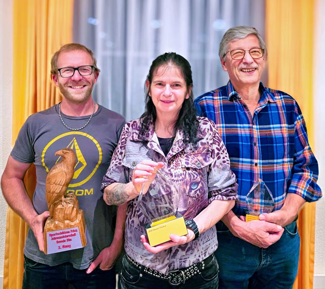 Das Siegertrio mit Stefan Schwarz (Rang 2), Daniela Wächter (Rang 1), Walter Mösch (Rang 3). Foto: Ueli Bögle