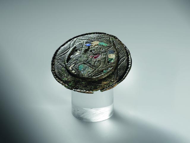 Eine Scheibenfibel aus Buntmetall mit farbigen Emaille-Einlagen. Eingraviert ist das Lamm Gottes – ein Sinnbild für die Auferstehung Christi. Foto Kantonsarchäologie, © Kanton Aargau
