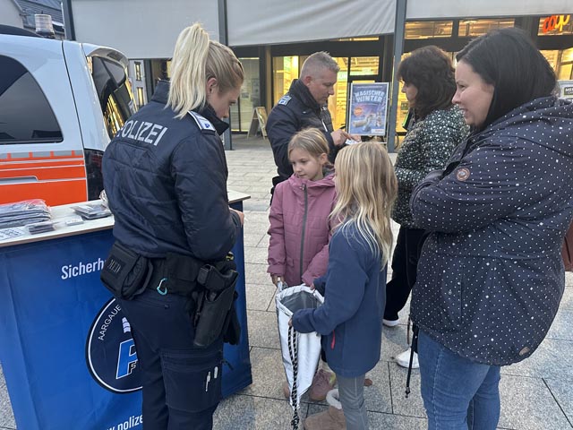 Das Interesse an den diversen reflektierenden Materialien war vor allem bei den Kindern gross. Foto: Sonja Fasler