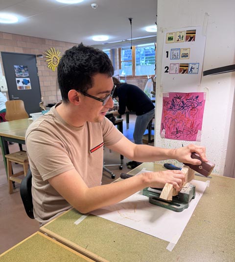 Davide Navarino, Mitarbeiter Ateliers, beim Endschliff. Foto: zVg