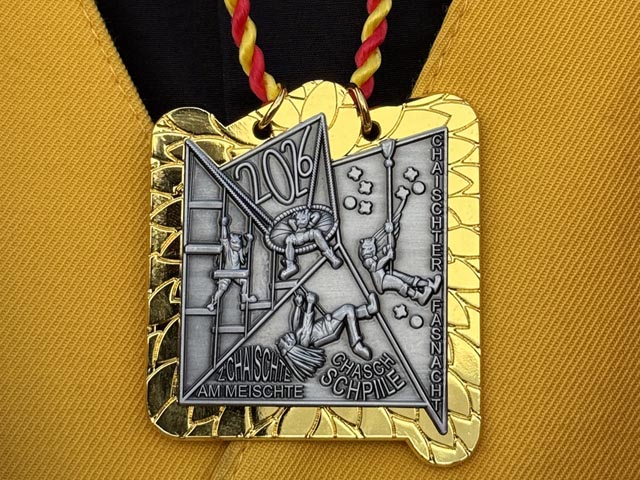 Mit Können und viel Liebe zum Detail hat Susanne Hörth auch dieses Jahr das Fasnachtsmitto auf der Plakette umgesetzt. Foto: Jörg Wägli