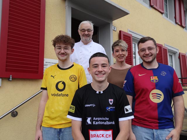 Leon (vorne Mitte) mit seiner Familie zuhause in Sisseln. Foto: Fritz Käser