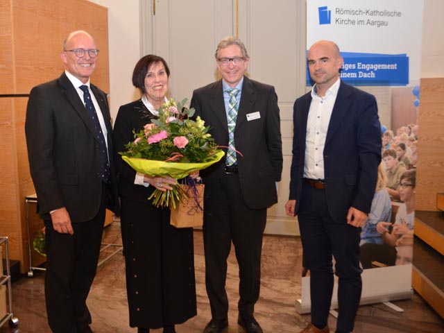 Nach 20 Jahren im Kirchenrat wird Maria-Pia Scholl von Pascal M. Gregor, Kirchenratspräsident, Matthias Schüepp, Synodenpräsident, und Olivier Dinichert, Vizepräsident des Kirchenrats der Römisch-Katholischen Kirche im Aargau feierlich verab-schiedet. (vlnr). Foto: Jeannette Häsler Daffré @kathaargau.ch