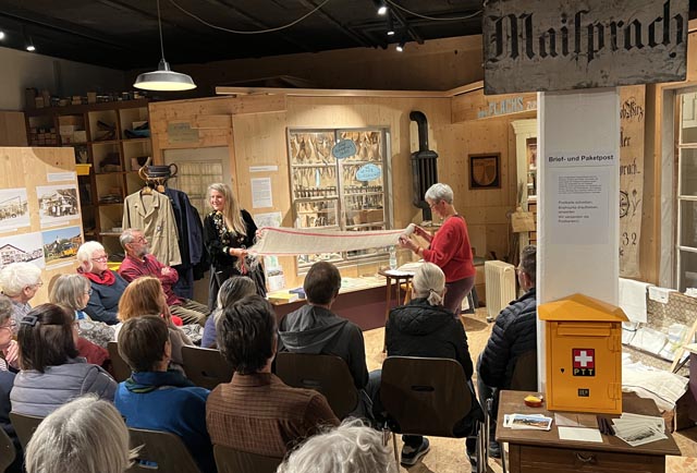 Jessica Baumgartner und Simone Schöttli präsentieren den fertig gewobenen Flachs. Foto: Stephan Schöttli