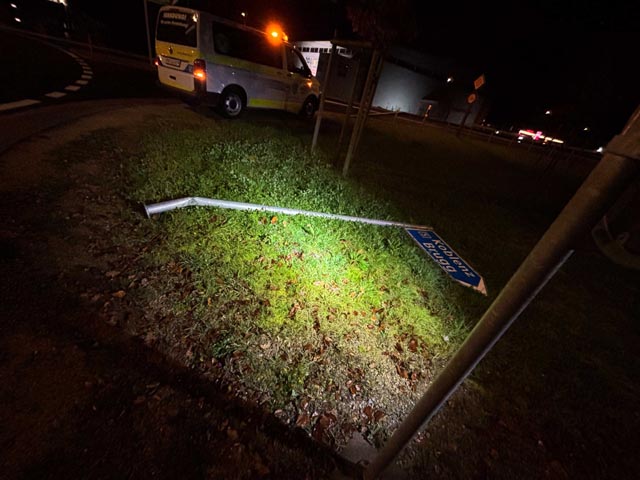 Ein Inselschutzpfosten samt Signaltafel wurde in Brugg umgefahren.