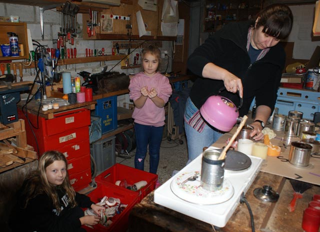 75 Kerzen wurden gegossen. Foto: zVg