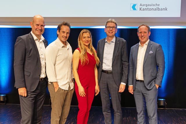 Dieter Widmer, Direktionspräsident der AKB; Patrick Fischer, Headcoach der Schweizer Eishockey-Nationalmannschaft; Dr. Barbara Studer, Neurowissenschaftlerin, Dozentin, Founder & CEO Hirncoach AG; Dieter Egli, Landammann und Vorsteher Departement Volkswirtschaft und Inneres des Kantons Aargau; Patrick Küng, Mitglied der Geschäftsleitung bei der AKB (von links). Foto: zVg