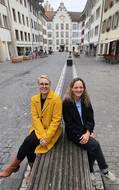 Zwei Frauen, ein gemeinsames Ziel: Romana Waller, City Managerin (rechts), und Alexandra Mächler, Wirtschaftsförderin (links) machen Aarau fit für die Zukunft. Seit fünf Jahren steht Aarau Standortförderung für erfolgreiche Vernetzung, innovative Projekte und eine lebendige Innenstadt. Foto: zVg