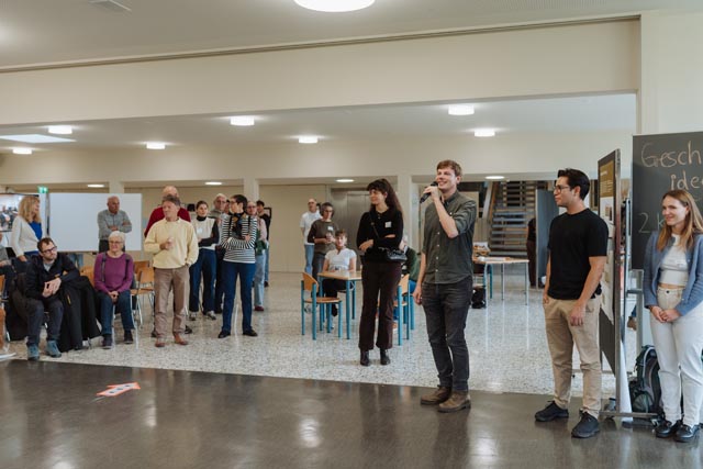 Mit viel Passion halten Philipp Lischer (mit Mikrofon), ETH Zürich, und Tim Geiges, WSL, als Co-Projektleiter die Fäden des so breit angelegten Reallabor Jurapark Aargau zusammen.