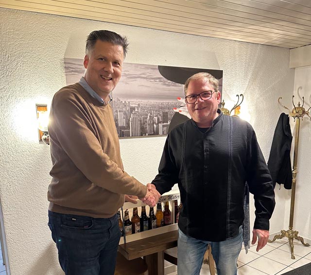 Adrian Ackermann, Präsident der FDP Kaisten (links), verabschiedet Gemeinderat Raphael Lemblé. Foto: zVg