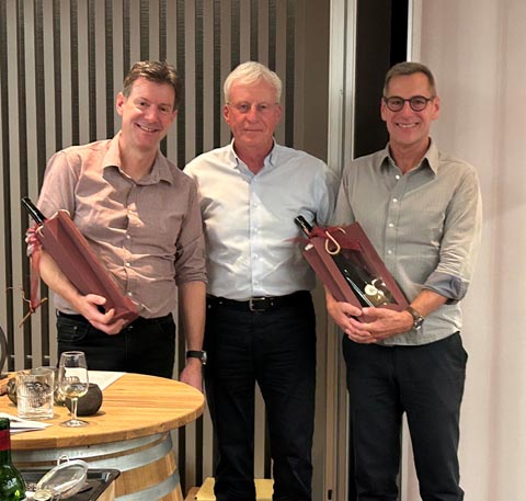 Präsident Urs Hofer (Mitte) dankt den beiden Referenten Ralph Schneiter (links) und Urs Treier. Foto: zVg